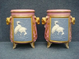 PAAR ROSA PORZELLAN BLUMENHALTER HUNDEKÖPFE ALS GRIFFE & REIHERPANEELE 1850-1890 - Bild 1 von 12