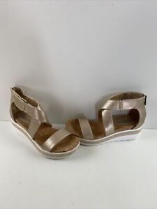 NWOB Adrienne Vittadini CAPE ANNE Gold Faux Leather Back Zip Wedge Sandals 7.5 M
