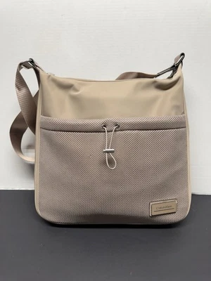 Mensageiro de náilon Calvin Klein Jessie bolso malha cintura alta bege - Imagem 1 de 4