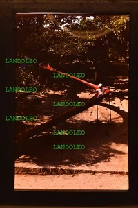 Dia 1977 Ungarn Spielplatz lange Rutsche rot Szene - Picture 1 of 1