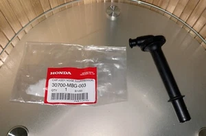 Honda CBR650 2014-23 tapa supresor de ruido 30700-MBG-000 30700-MBG-003 - NUEVO OEM - Imagen 1 de 4