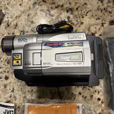 Videocámara VHS-C súper compacta JVC GR-SXM240U con cintas Sony VHS-C Premium Foto 1 de 4