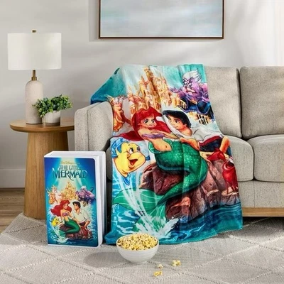 ✨Disney La Sirenita VHS en caja Silk Touch Throw, 50" x 70" | Se envía ahora ✨ Foto 1 de 3