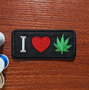 I Heart Weed Patch Räuchermann Kiffer Marihuana Kush bestickt Bügelbild 1,75x3,75" - Bild 1 von 3