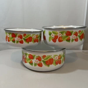 Vintage Set Of 3 Stackable Metal Nesting Bowls Strawberry Design Enamelware - Picture 1 of 14