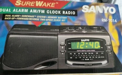 Sistema de radio reloj despertador doble Sanyo SureWake RM-7014 nuevo en caja raro Foto 1 de 3