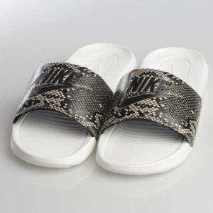 NIKE Victori One Slide Snake Print Dessert Sand/Black Summit White Hausschuhe - Bild 1 von 7
