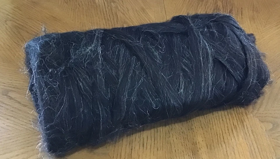 Rovings 100 % alpaca negros con reflejos grises claros. 11 OZ. So Soft Foto 1 de 4