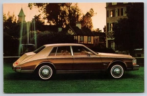 1980 Cadillac Brown Sedan - Händler Postkarte - Bild 1 von 2