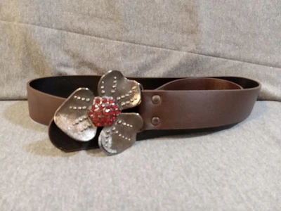 Повседневный ремень женский размер 45,5 дюйма с цветочной пряжкой из драгоценных камней коричневый лакированная кожа офис - Изображение 1 из 4