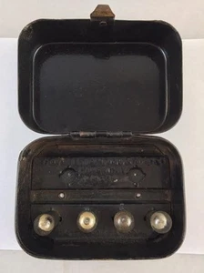 ANTIQUE DOVER STAMPING MFG. CO. METAL BOX WITH 4 AUTOMOBILE LIGHT BULBS - Picture 1 of 7