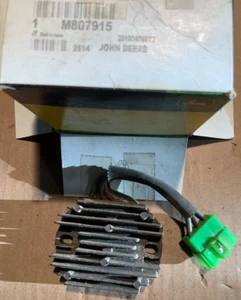 John Deere 2210 OEM Spannungsregler M807915 - Bild 1 von 2