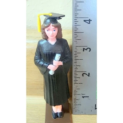 1981 Wilton торт Topper пластиковая фигурка девочка выпускной в черной кепке и платье - Изображение 1 из 4