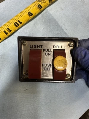 CRAFTSMAN 113 СВЕРЛИЛЬНЫЙ ПРЕСС - ПИТАНИЯ БЕЗОПАСНОСТИ И ВЫКЛЮЧАТЕЛЬ СВЕТА С КЛЮЧОМ - Изображение 1 из 4