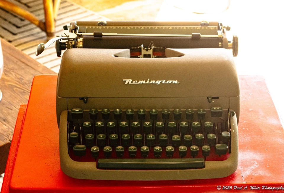 Máquina de escribir portátil Remington 1953 sin tabulador, excelente placa, cinta nueva Foto 1 de 4