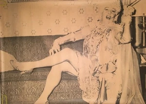 Póster vintage Drag Queen hombre en un vestido años 60 Headshop Smokeshop Pin-up - Imagen 1 de 12
