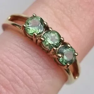 Hallmarked 9ct Yellow Gold 4mm Green Tourmaline Trilogy Open Shoulder N 2.6g - Picture 1 of 14