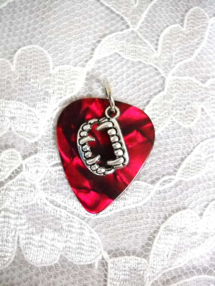 WICKED BLOOD RED GUITAR PICK w ALLOY VAMPIRE TEETH CHARM PENDANT ADJ NECKLACE - Image 1 of 1
