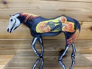 Caballo de Halloween tradicional indio Breyer personalizado pintado a mano único en su clase - Imagen 1 de 3