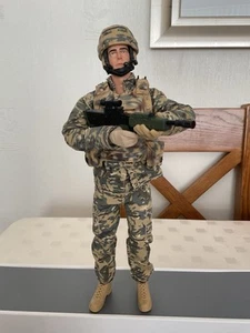 HM ARMY TALKING INFANTRY ACTIONFIGUR & ASSAULT RIFLE (VIDEO)(227/13A) - Bild 1 von 6