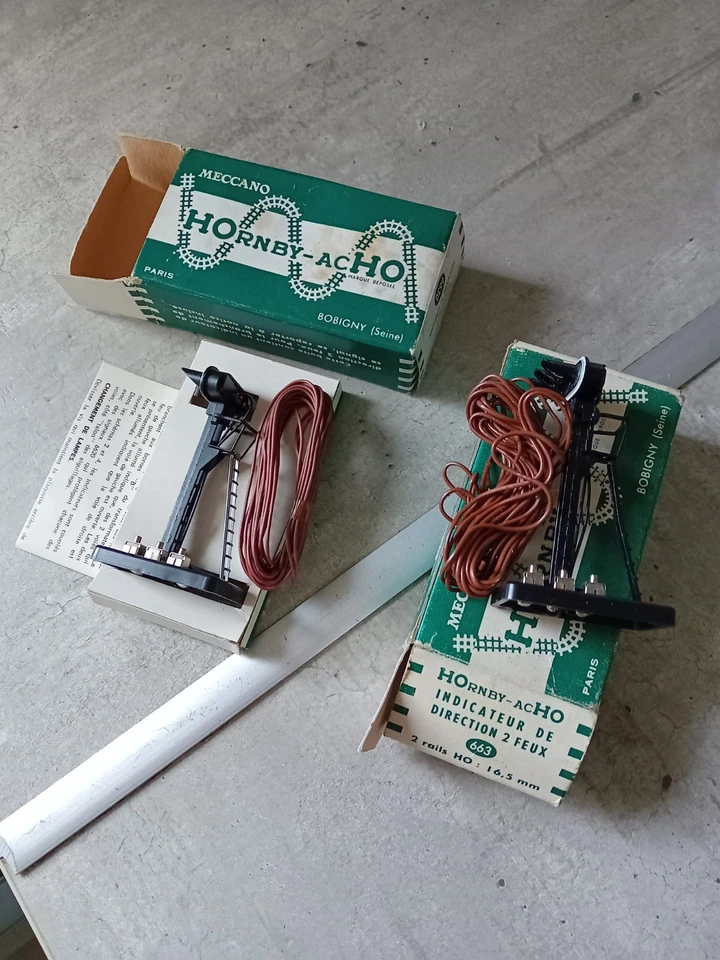 MECCANO/HORNBY HO 6630 LOT 2 INDICATEURS DE DIRECTION 2 FEUX AVEC BOITE BEL ETAT - Photo 1/4