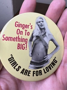PIN PROMOCIONAL DE 1972 ""GIRLS ARE FOR LOVING"" PELÍCULA PARA ADULTOS PREMIO TEATRO SOLTERO DE COLECCIÓN - Imagen 1 de 23