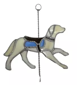 Carrusel Beige con Sillín Azul Perro Atrapasol Vidrieras 7" Ancho - Imagen 1 de 4