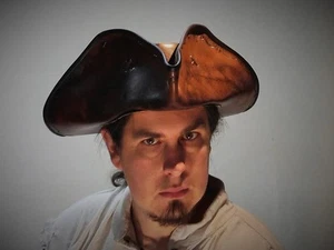 Rackam Stempel Lederhut Pirat Feder Kostüm Cosplay Reenactment Mittelalter - Bild 1 von 10