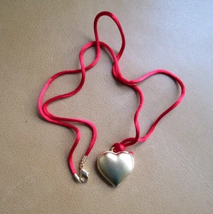 2011 Estee Lauder Solid Perfume Compact ~ Red Ribbon Necklace ~ "Love Heart" - Bild 1 von 4
