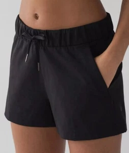 Lululemon On The Fly Shorts gewebt 2,5" schwarz sportliche Trainingsshorts Größe 12 - Bild 1 von 10