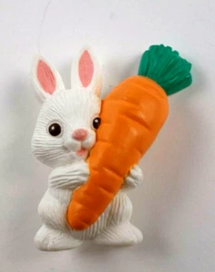 Vintage Hallmark White Bunny Rabbit Holding Carrot Easter Spring Pin Broach - Imagen 1 de 4