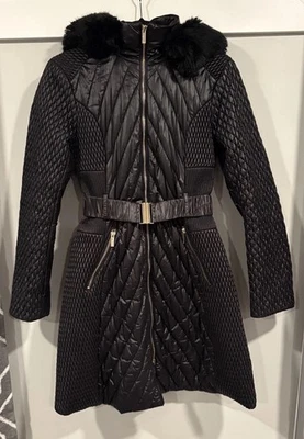 Usado en Excelente Condición Karen Millen UK8 US4 Puffer Edredón Cinturón Abrigo Imitación Piel Logo Negro Con Capucha Mob Foto 1 de 4