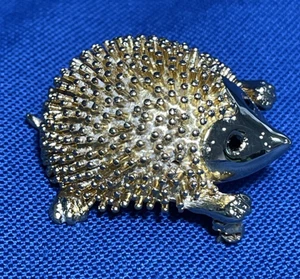 Vintage Goldtone Hedgehog Pin Black Rhinestone Eyes Figural Porcupine Brooch Pin - Picture 1 of 10
