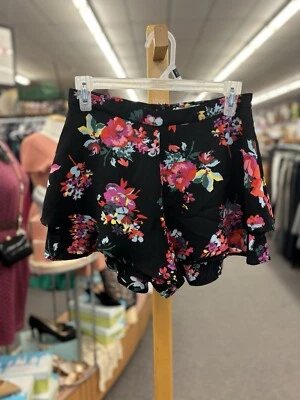 Pantalones cortos florales negros pequeños de Lush para dama Foto 1 de 4