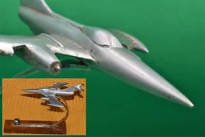 GIOCATTOLO ANTICO Aereo in Metallo Modello Aereo Spazio Fatto a Mano Desktop Militare Modello Vintage - Foto 1 di 24