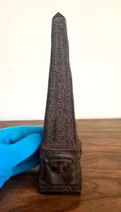 Obelisco único de la diosa Hathor con jeroglíficos grabados - Imagen 1 de 13