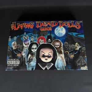 The Living Dead Dolls 2003 gioco da tavolo Mezco Toys raro fuori produzione horror LEGGI - Foto 1 di 11
