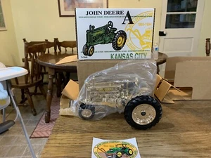 Tractor Ertl John Deere Modelo A Kansas City Gold Edition 125 aniversario 1/16 - Imagen 1 de 7