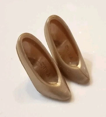 ZAPATOS DE SALÓN BARBIE TACONES DORADOS MATE SIMPLES LISOS AÑOS 90 ESTILO DE MODA LINDOS ZAPATOS DE MUÑECA Foto 1 de 3