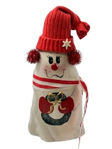 "Única figura de muñeco de nieve de madera de rodilla de ciprés pintada a mano firmada 9,5"" sombrero bufanda alta" - Imagen 1 de 8