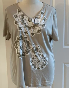 Neu mit Etikett Falls Creek Damen Plus 2X beige Nieten Mandala T-Shirt Top Blumen Bluse - Bild 1 von 7
