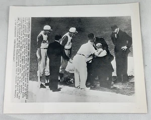 MLB 1963 06/18 AP WirePhoto - Ryne Duren & Clay Dalrymple, Phillies/Bob Skinner - Bild 1 von 1