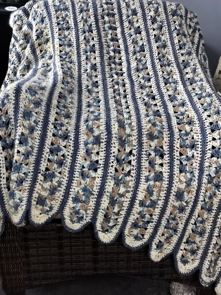  Afgano; Hecho a mano; Borde festoneado; Manta para regazo; Taupe/Crema/Azul; Usado en excelente estado! Foto 1 de 4