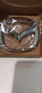 OEM Genuino MAZDA Mazda 2/3 C235-51-731 Rejilla Delantera Cromo Emblema Insignia Logo - Imagen 1 de 4