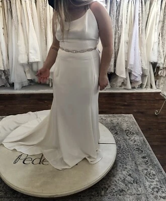 Nuevo vestido de novia Nouvelle Amsale “Audrey” marfil crepé espalda cruzada con botones Foto 1 de 3