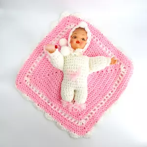 VINTAGE HANDGEFERTIGTE ROSA WEISSE GEHÄKELDECKE ANGEBRACHT MÄDCHEN BABYPUPPE MIT FLASCHE-KINDERZIMMER - Bild 1 von 11