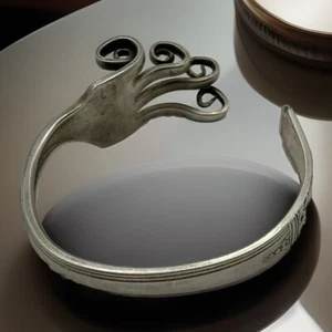 Brazalete Tenedor Vintage Hecho a Mano Tono Plateado Art Deco Steam Punk - Imagen 1 de 13