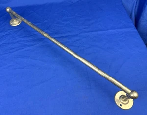 C.1925 Landers, Frary & Clark 23"L TOWEL BAR, latón con placa de níquel, 26,5" total - Imagen 1 de 16