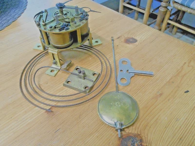 ancien mouvement  de paris  médaille honneur   horloge    pendule    voir photos - Photo 1/4