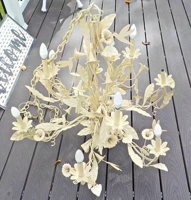 Большая антикварная матовая потолочная люстра с изображением колибри и цветов - Изображение 1 из 4